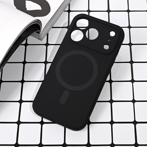 Maska / futrola Magsafe Pure color za iPhone 17 Pro crna.