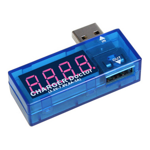 USB tester napajanja sa LED prikazom ugaoni.